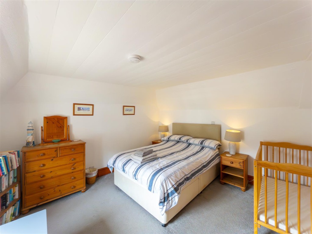 Lot: 47284 - DETACHED WELL PRESENTED THREE-BEDROOM BEACH HOUSE IN IDYLLIC LOCATION - Double bedroom